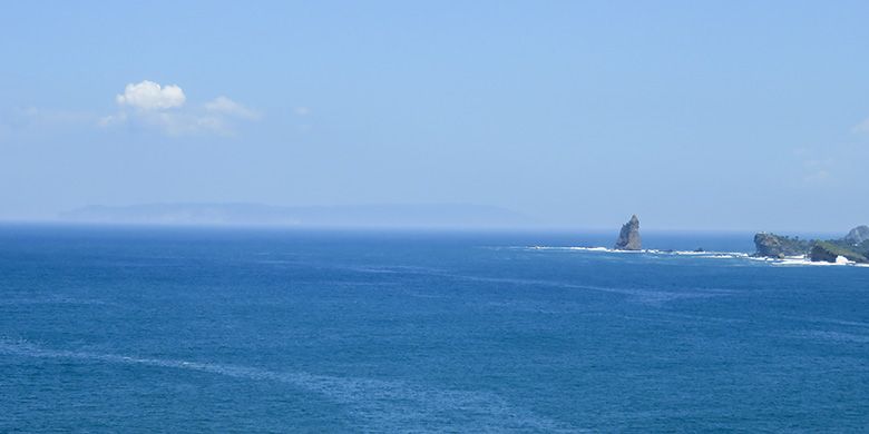 Pemandangan Pulau Nusa Barong di ufuk barat dari Bukit Samboja Pantai Payangan.