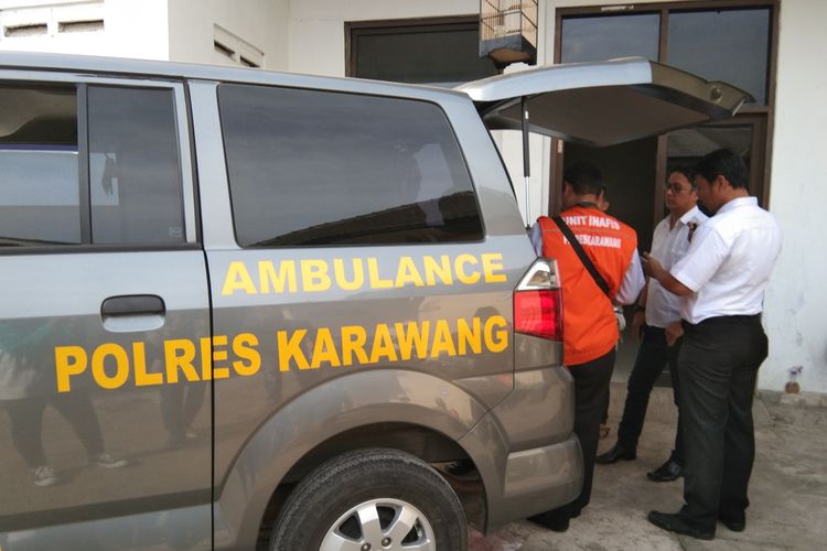 Polisi usai mengevakuasi jasad wanita yang ditemukan tak bernyawa di Hotel Omega di Unit Forensik RSUD Karawang, Senin (7/10/2019).