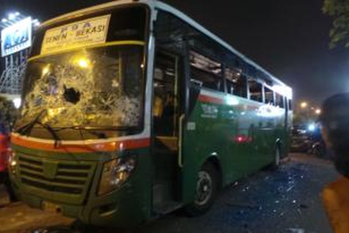 Bus Mayasari dirusak massa setelah menabrak pengendara motor di Jalan Matraman Raya, Matraman, Jakarta Timur. Senin (30/6/2014).