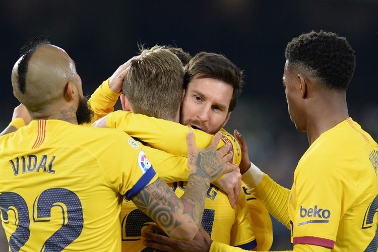 Gelandang Barcelona, Frenkie De Jong (dua dari kiri), mendapatkan pelukan dari rekan setimnya, Lionel Messi, seusai mencetak gol dalam pertandingan La Liga antara Real Betis vs Barcelona  di Stadion Benito Villamarin, Sevilla, pada Minggu (9/2/2020). 