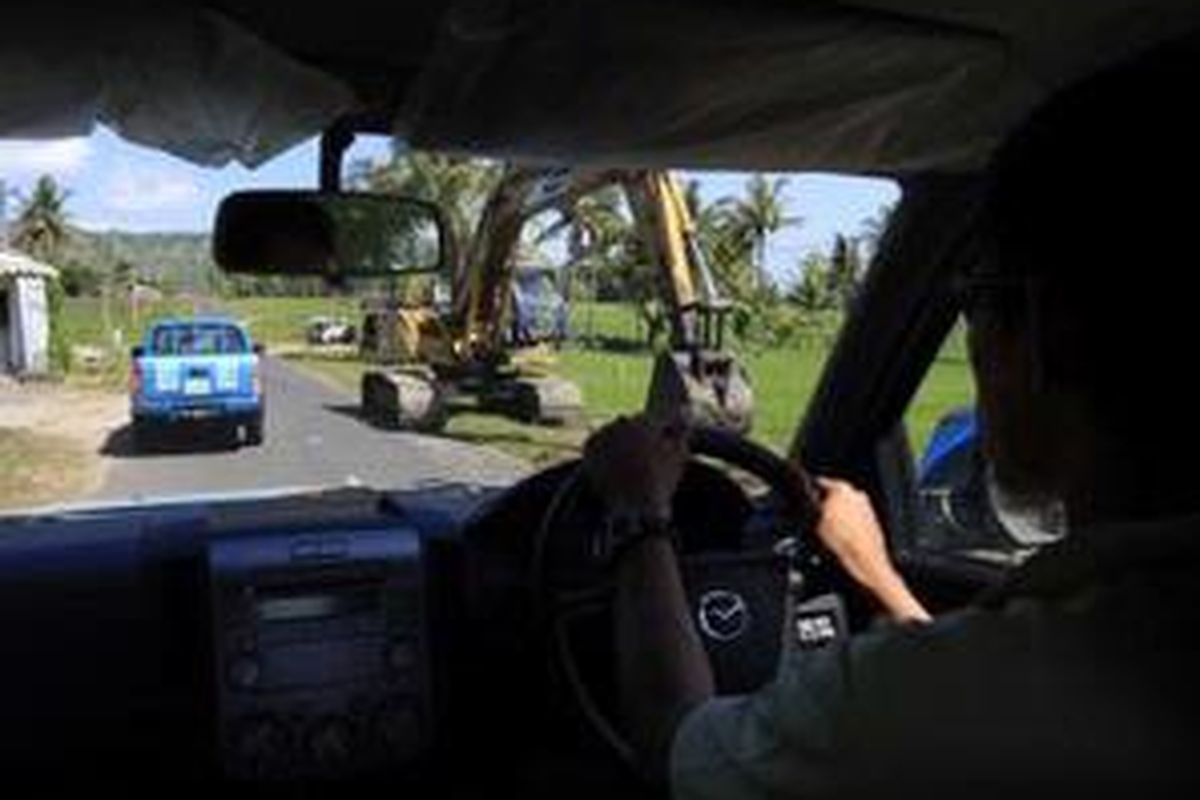 Memasuki Jalur Selatan Jawa Tengah Sebuah eksavator beroperasi di jalan lintas selatan di Kecamatan Giriwayo, Kabupaten Wonogiri, Jawa Tengah, ketika tim Ekspedisi Susur Selatan Jawa 2009 Harian Kompas melintas, Jumat (1/5). Secara umum, infrastruktur jalur selatan di Jawa Tengah telah siap digunakan dibandingkan dengan Provinsi Jawa Timur yang masih belum tersambung.