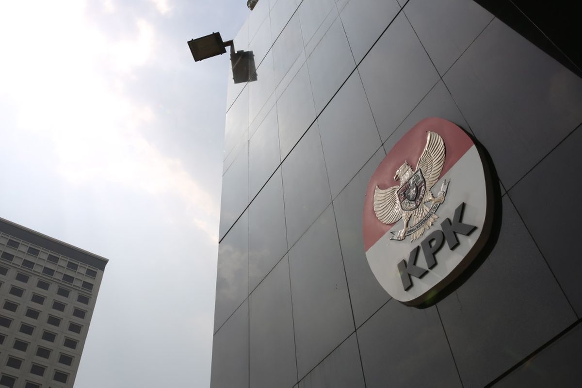 Logo Komisi Pemberantasan Korupsi di Gedung Baru KPK, Kuningan, Jakarta Selatan, Kamis (13/7/2017).