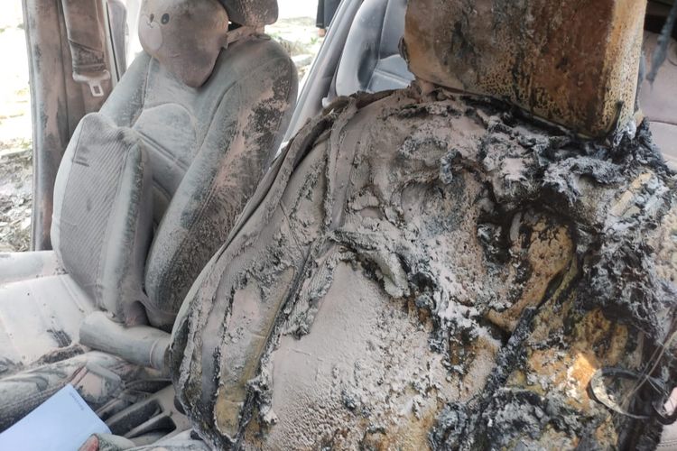 Mobil milik salah satu dosen di Universitas Singaperbangsa Karawang (Unsika), Jawa Barat, dibakar kekasinya, Selasa (26/3/2024).