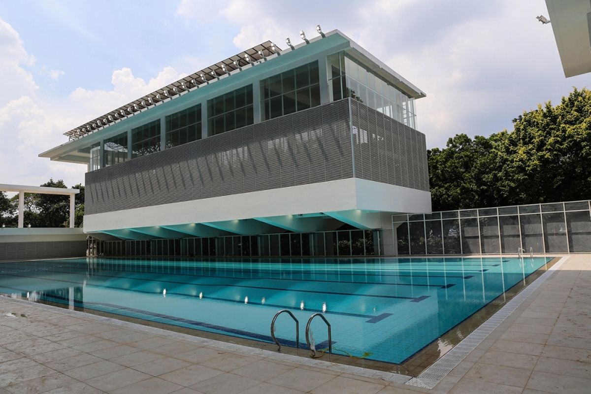 Progres pembangunan venue Stadion Akuatik untuk Asian Games 2018 di Kompleks Gelora Bung Karno (GBK), Senayan, Jakarta Pusat, Minggu (12/11/2017). Sandiaga Uno memastikan Pemerintah Provinsi DKI Jakarta akan mempermudah semua bentuk perizinan yang diperlukan untuk venue Asian Games 2018 di Kompleks GBK.