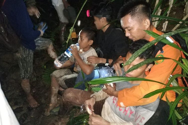 Petugas SAR Kolaka memberi minum kepada anggota Pramuka Kolaka yang tersesat di dalam hutan.