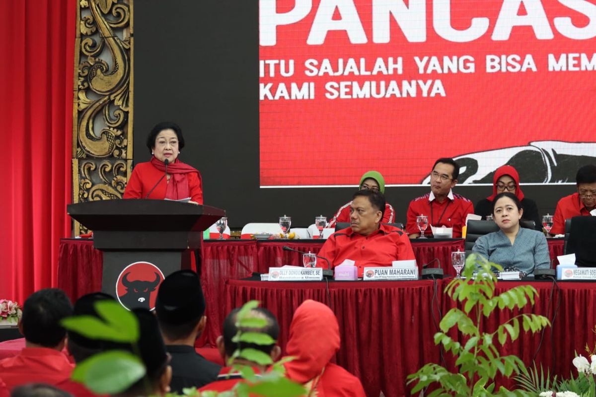 Ketua Umum PDIP Megawati Soekarnoputri menyampaikan pidato saat pengumuman pasangan calon kepala daerah di kantor PDIP, Menteng, Jakarta, Rabu (19/2/2020).