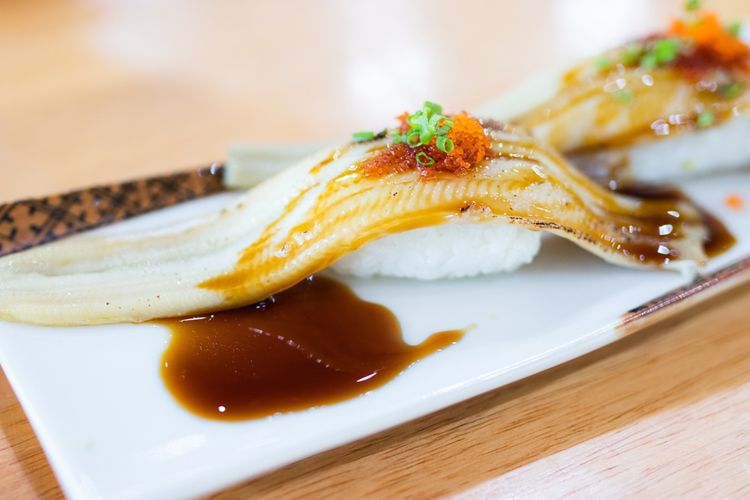 Meski mirip, anago berbeda dengan unagi. Anago hidup di air asin, sementara unagi hidup di air tawar.