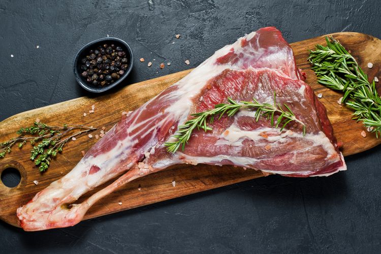 Ilustrasi daging kambing mentah bagian kaki. Cara menghilangkan bau prengus daging kambing. 