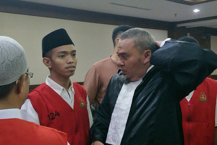 Andri Bibir (kiri) dan kuasa hukumnya, Yupen Hadi di Pengadilan Negeri Jakarta Pusat, Selasa (20/8/2019).