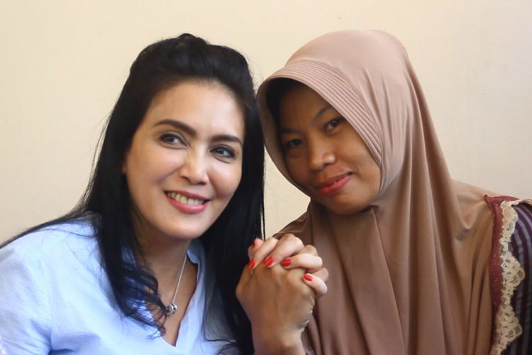 Mataram, Kompas.Com Baiq Nuril Maknun (40) diberikan semangat oleh Rieke Diah Pitaloka, anggota DPRI yang juga aktivis perempuan. Selama.ini Rieke selalu memberikan semangat oada Nuril termasuk.pernah menjadi penjamin Nuril agar tidak ditahan