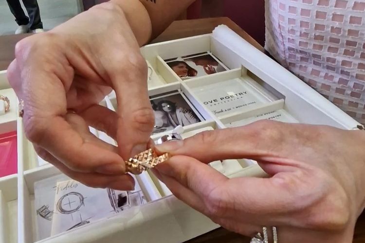 Merchandise Director Central Mega Kencana, Tanya Alissia menunjukkan contoh satu set cincin pernikahan di sela peluncuran koleksi Frank & co di Jakarta, Jumat (13/1/2024). Cincin pernikahan biasanya memiliki desain serupa antara cincin mempelai perempuan dan laki-laki.