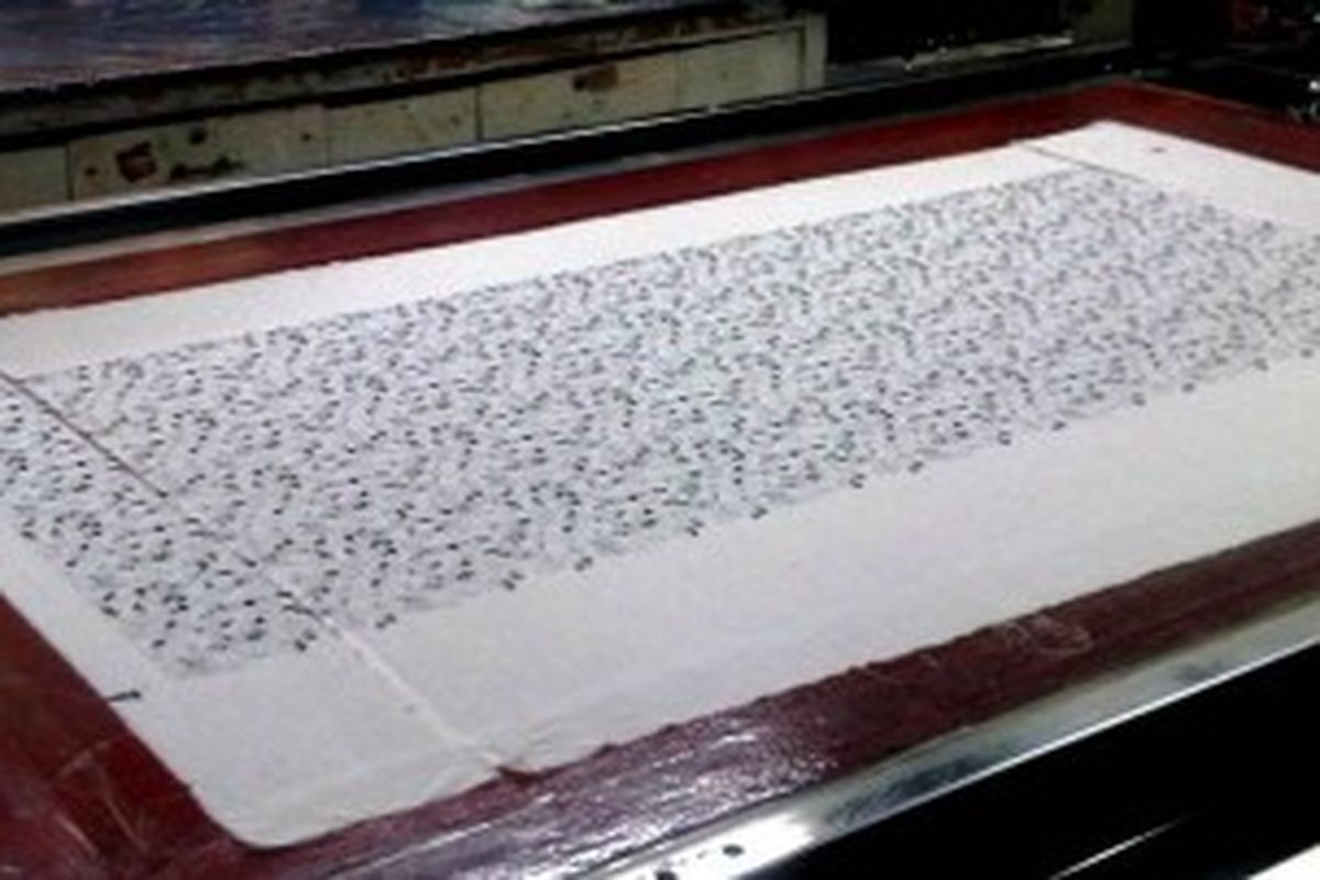 Proses pewarnaan kain di pabrik tekstil Hakatex, Bandung.