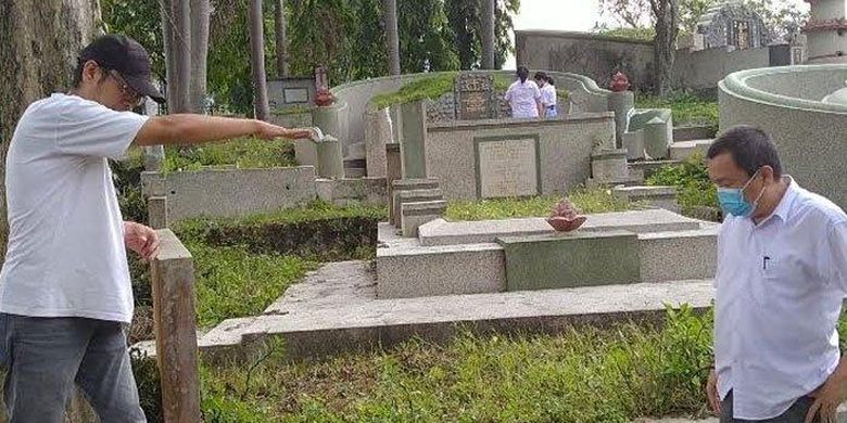 Eko Budiono memperlihatkan lokasi Patung Macan yang dicuri pemburu barang antik di Makam Tionghoa Kelurahan Pojok, Kota Kediri, Rabu (27/4/2022). 
