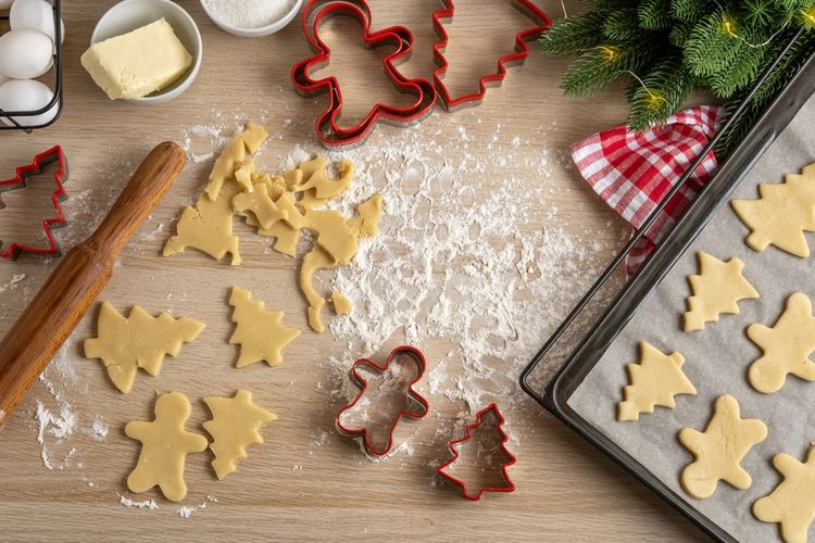 Ilustrasi sugar cookie yang sudah dibentuk menggunakan cookie cutter. 