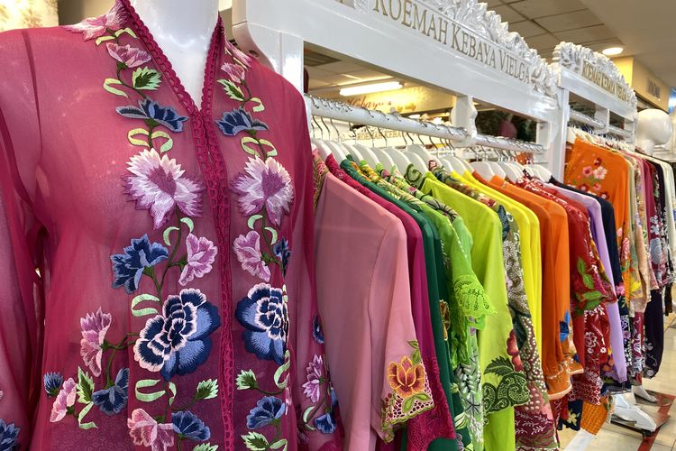 Salah satu toko kebaya di Thamrin City, Jakarta Pusat, pada Rabu (16/10/2024). Ketahui cara mix and match kebaya berikut ini jika ingin mencoba agar kasual dan kekinian, menurut perancang busana Lenny Agustin, salah satunya bermain dengan warna.