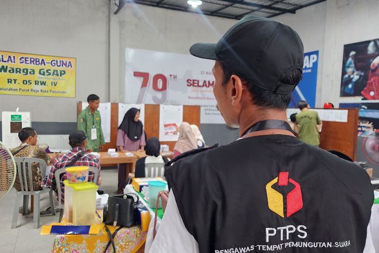 Proses penghitungan suara masih berlangsung di TPS untuk pemilihan wali kota dan wakil wali kota Pasuruan, Rabu (27/11/2024). Pilkada Kota Pasuruan memiliki paslon tunggal Adi Wibowo - Mokhamad Nawawi yang untuk sementara unggul atas kotak kosong. 