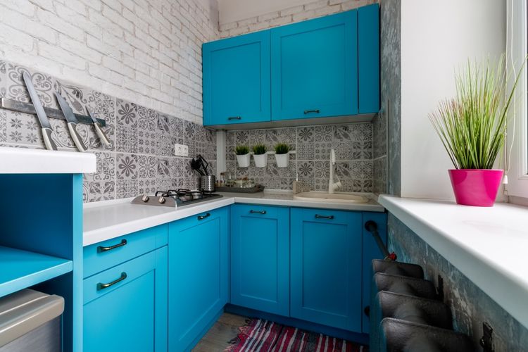Ilustrasi dapur kecil dengan nuansa warna biru. 