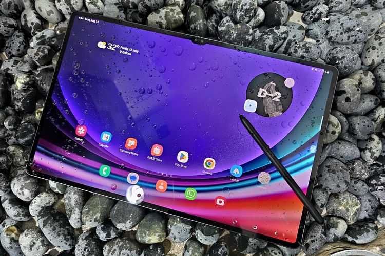 Samsung Galaxy Tab S9 Ultra dan stylus S Pen sudah tahan air dan debu dengan rating IP68. Artinya, tablet ini bisa masih bisa berfungsi di bawah air dengan kedalaman maksimal 1,5 meter selama 30 menit.