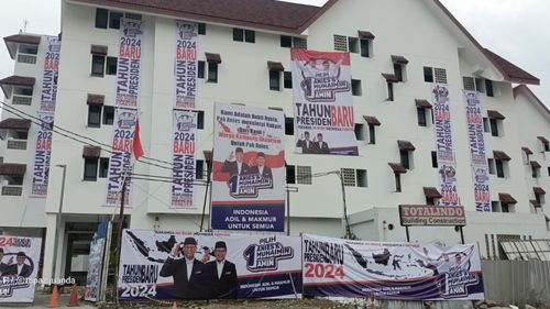 Spanduk Tahun Baru 2024 Bergambar Amin di Kampung Susun Akuarium Akhirnya Diturunkan Warga