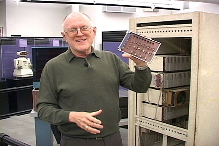 Potret Chester Gordon Bell yang disebut sebagai Bapak Minikomputer.