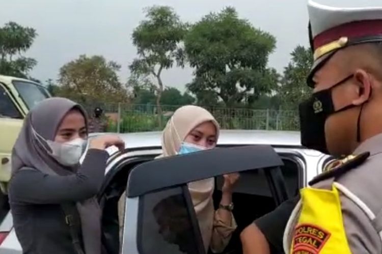 Pemudik yang diduga membawa surat antigen palsu diminta putar balik  ke Jakarta saat terjaring operasi penyekatan di Exit Tol Kalimati, Adiwerna, Kabupaten Tegal, Jawa Tengah, Sabtu (8/5/2021).  (Istimewa)