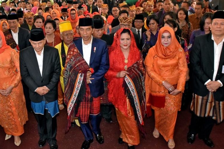 Presiden Joko Widodo dan Ibu Negara dengan Ulos Mandailing tiba di ruangan acara pesta adat Batak Mandailing di Medan, Sumatera Utara, Sabtu (25/11/2017).
