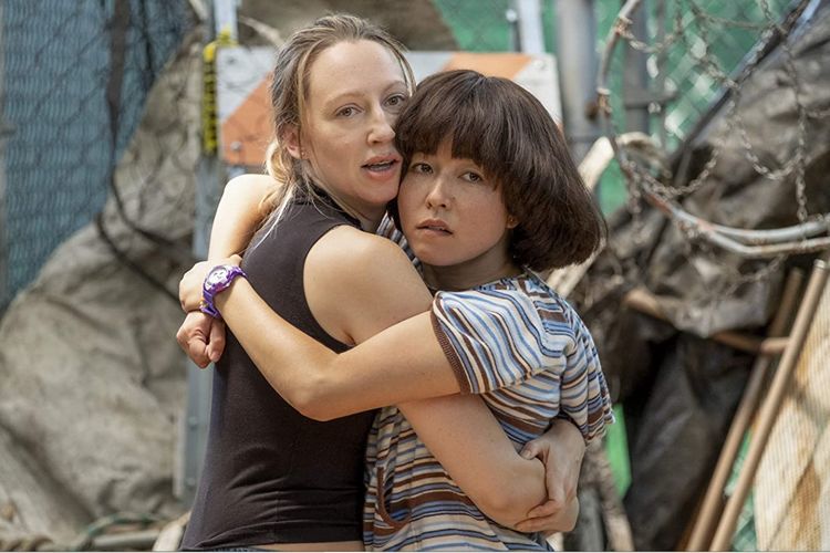 Maya Erskine dan Anna Konkle dalam serial komedi PEN15 (2019).