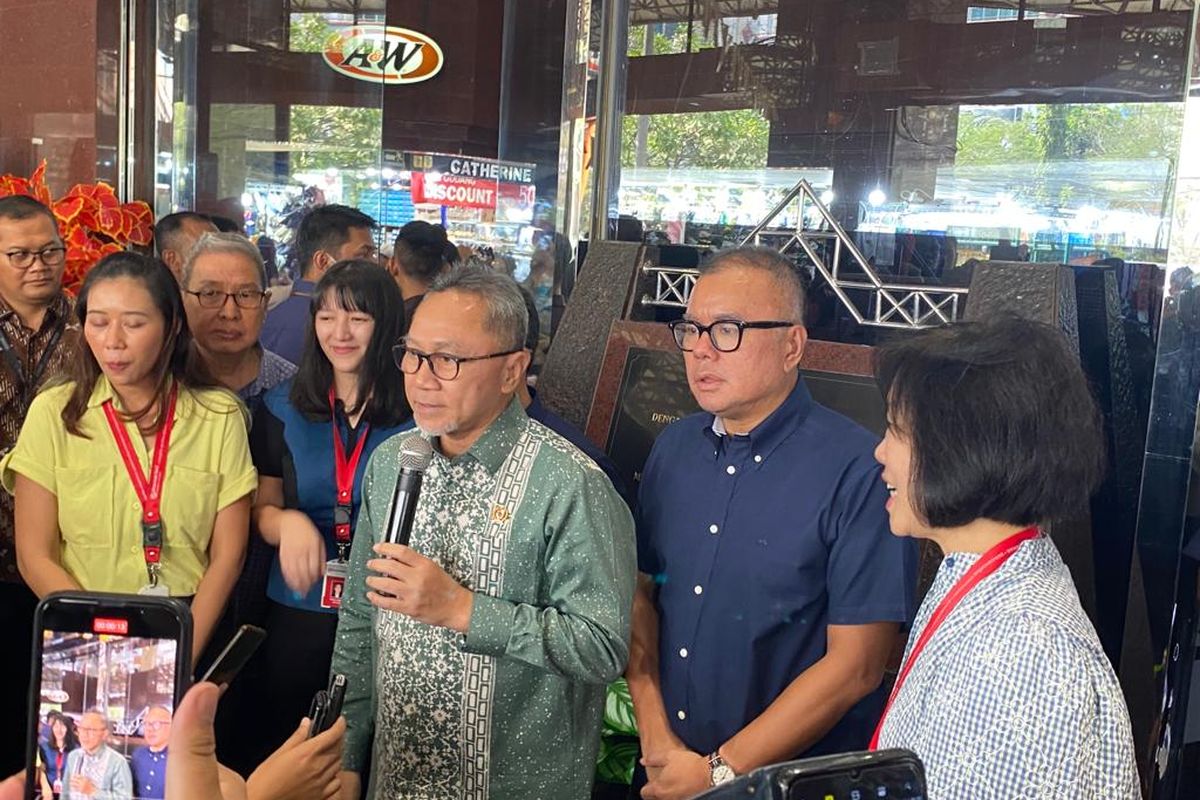 Mendag Zulkifli Hasan memberikan keterangan di ITC Mangga Dua, Pademangan, Jakarta Utara, Rabu (4/10/2023). 