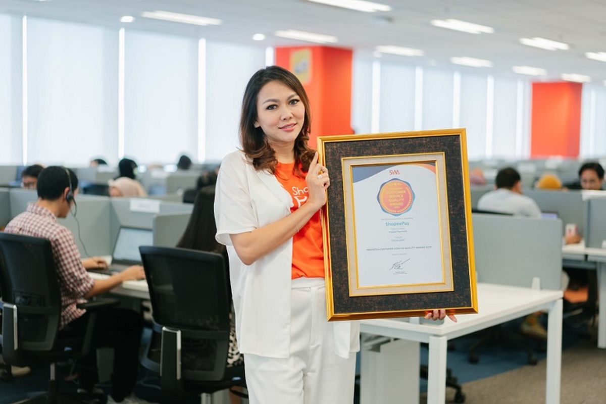 Head of Business and Partnership ShopeePay Indonesia Eka Nilam Dari saat memegang penghargaan ICSQ Award 2023.
