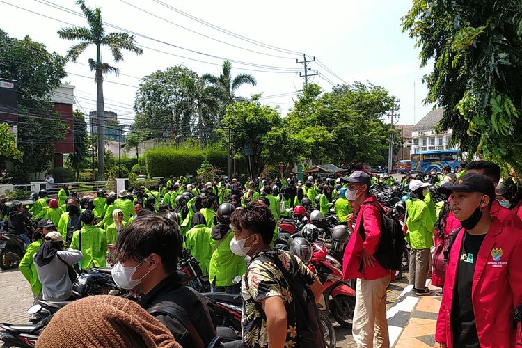 Ribuan aksi massa dari berbagai elemen kumpul di Jalan Pahlawan Kota Semarang, Jawa Tengah. Rabu (13/4/2022)