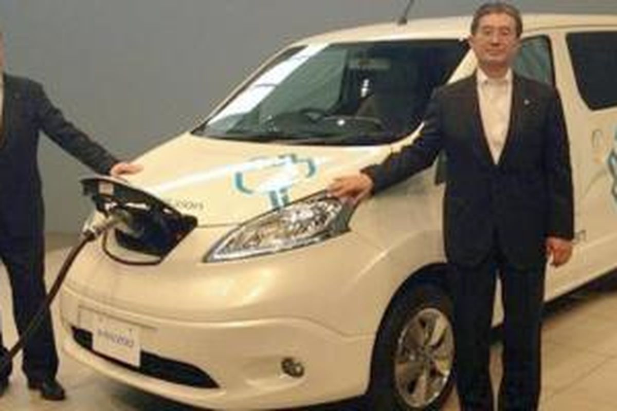 Andy Palmer (kiri) bersama Executive Vice President Takao Katagiri meluncurkan Nissan e-NV200 di Yokohama, Jepang
