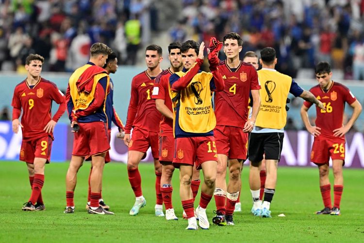 Reaksi para pemain timnas Spanyol usai kalah dari Jepang pada laga terakhir Grup E Piala Dunia 2022. Duel Jepang vs Spanyol di Stadion Internasional Khalifa, Jumat (2/12/2022) dini hari WIB tuntas dengan skor 2-1. Selanjutnya, Spanyol akan melawan Maroko pada 16 besar Piala Dunia 2022. (Foto oleh AFP/JAVIER SORIANO)