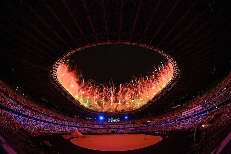 Parade kembang api memeriahkan pembukaan Olimpiade Tokyo 2020 di Stadion Nasional Jepang, Tokyo, Jepang, Jumat (23/7/2021). Pesta olahraga yang berlangsung hingga Minggu (8/8/2021) ini akan digelar tanpa penonton mengingat pandemi Covid-19 yang masih melanda Jepang.