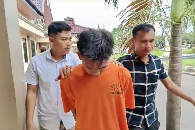 AS (baju oranye) pelaku penusukan yang menyebabkan pelajar meninggal dunia saat dibawa polisi Polres Lampung Tengah untuk diperiksa, Rabu (24/4/2024) sore.