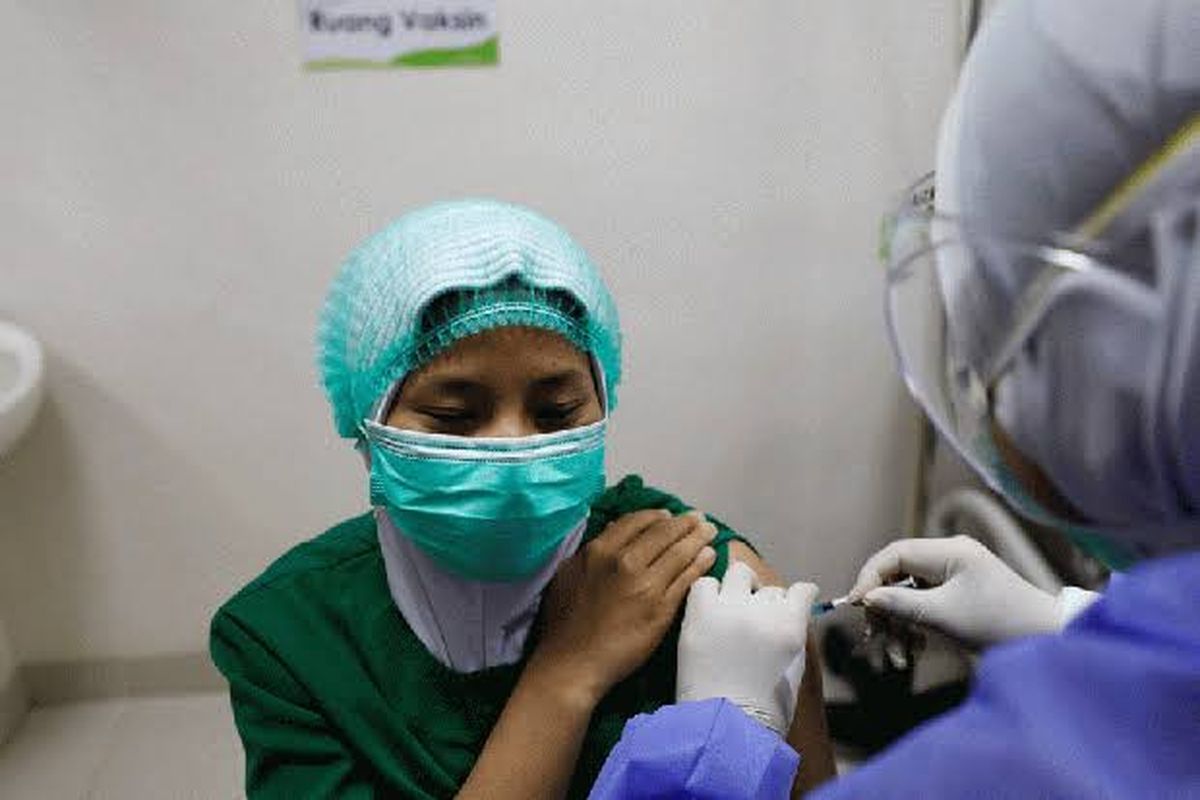 Vaksinasi dosis ketiga bagi tenaga kesehatan di Bali dimulai Senin (2/8/2021) hari ini.