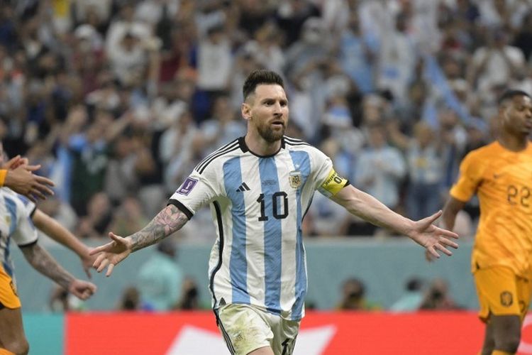 Lionel Messi merayakan gol penalti dalam laga perempat final Piala Dunia 2022 antara Belanda vs Argentina di Stadion Lusail, Doha, Qatar, 9 Desember 2022. Artikel ini berisi daftar top skor Piala Dunia 2022. (Photo by JUAN MABROMATA / AFP)
