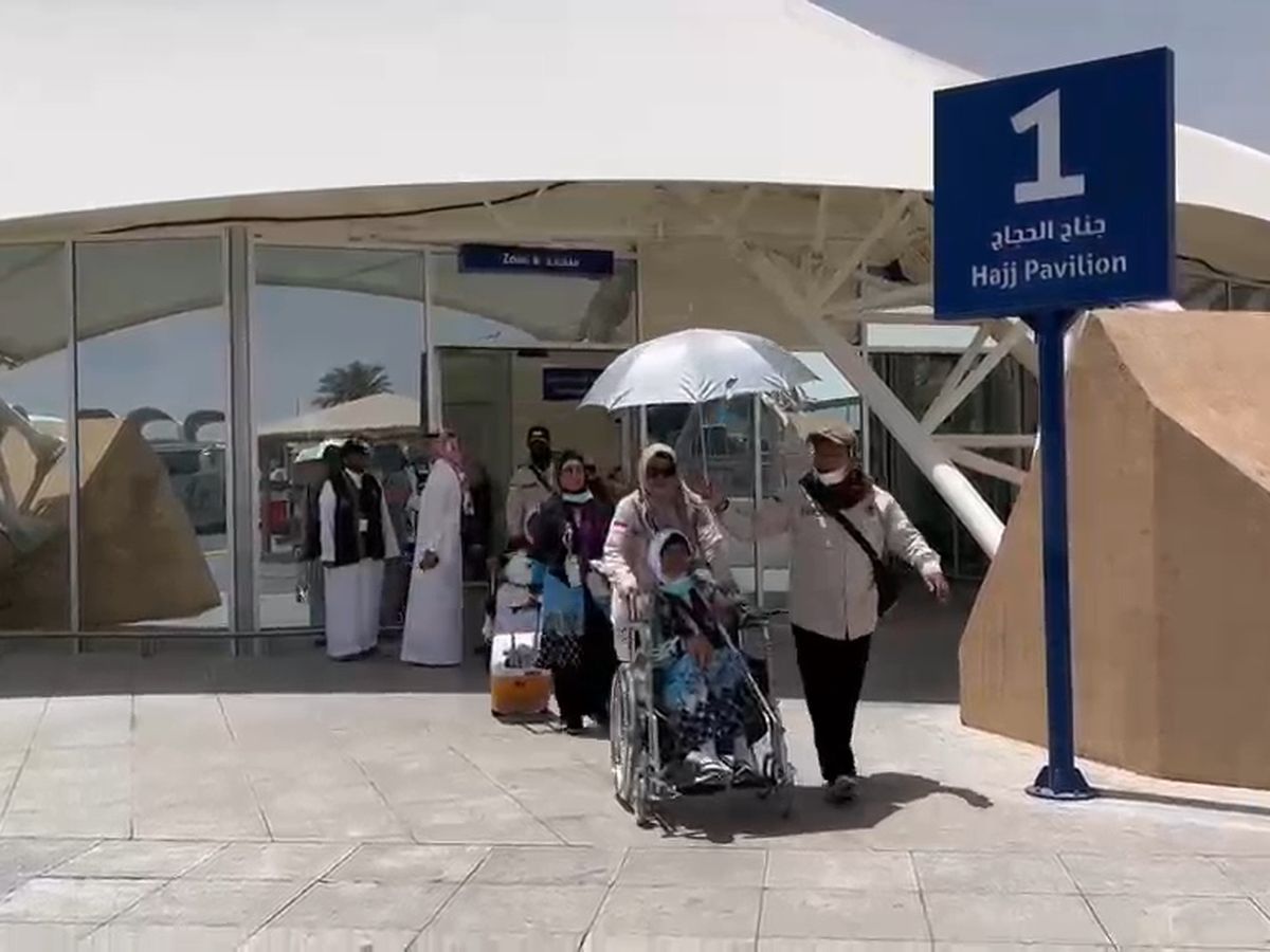Cuaca Madinah Terik, PPIH Bandara Beri Layanan Payung bagi Jemaah Haji  Lansia