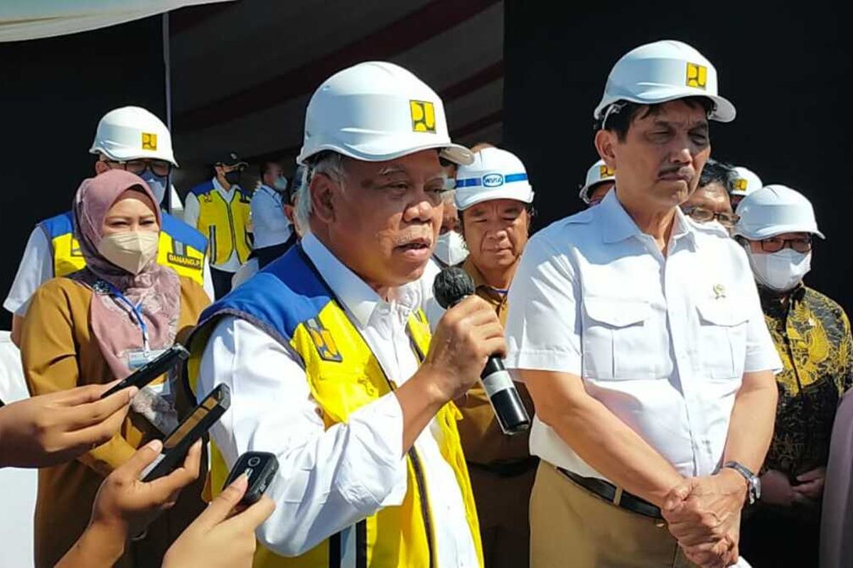 Menteri Koordinator Bidang Kemaritiman dan Investasi (Menko Marves) Luhut Binsar Pandjaitan dan Menteri Pekerjaan Umum dan Perumahan Rakyat (PUPR) Basuki Hadimuljono saat ground breaking tol di Pandeglang, Senin (8/8/2022).