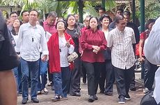 Kerumunan Warga di TPS 024 Kebagusan Saat Megawati, Pramono Anung, dan Rano Karno Datang...