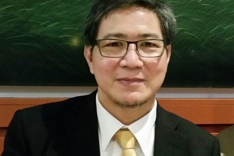 Prof Dr Ir Ronny Rachman Noor adalah salah satu Guru Besar Fakultas Peternakan (Fapet) IPB University. Selain menjadi pengajar dan peneliti, Prof Ronny pernah menjadi Atase Pendidikan di Australia. Karena kecintaannya di dunia tulis menulis, Prof Ronny sering membagi ilmu dan pengalamannya di Kompasiana (https://www.kompasiana.com/rrnoor) dengan berbagai topik seperti konservasi lingkungan, sosial, pendidikan, budaya, gaya hidup dan lain-lain.  Hingga akhir Mei 2020, tulisan Prof Ronny telah mencapai 1.063 judul tulisan dan telah dibaca sebanyak 1.881.412 kali.
