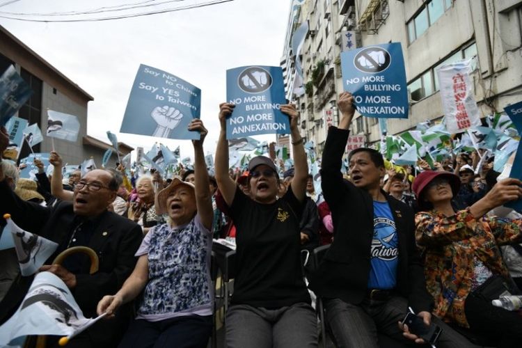 Aktivis Taiwan pro-kemerdekaan menyerukan referendum  di depan markas Partai Progresif Demokratik (DPP) yang berkuasa. Unjuk rasa digelar di Taipei pada Sabtu (20/10/2018). (AFP/Sam Yeh)