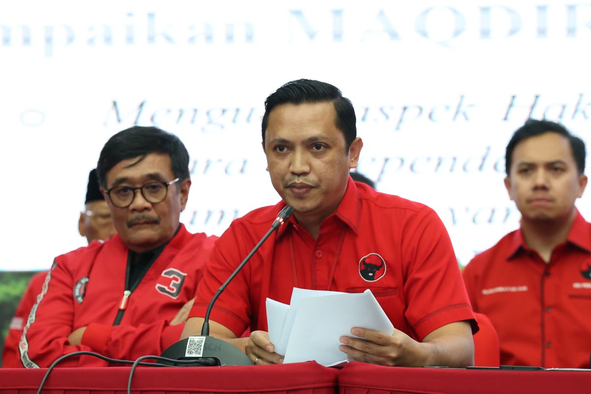 Ketua DPP PDI-P Bidang Reformasi Sistem Hukum Nasional, Ronny Talapessy, dalam konferensi pers di kantor DPP PDI-P, Rabu (12/3/2025).