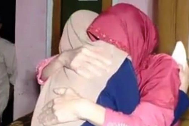 Momen haru menyambut kedatangan RN (18) usai menjalani perawatan medis di Jakarta. Gadis asal Cianjur, Jawa Barat, ini diduga menjadi korban penganiayaan majikannya saat bekerja di Jakarta.