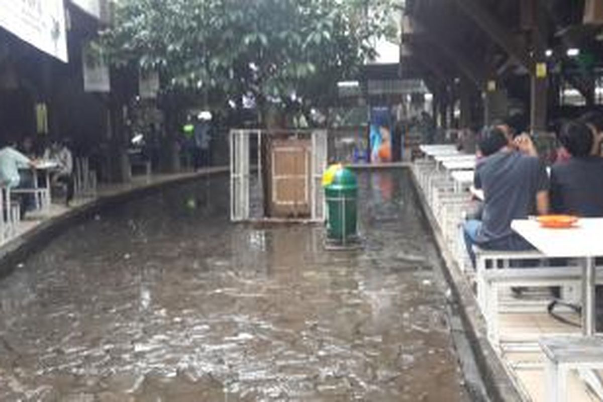 Lokasi banner imbauan aturan berpakaian di Fakultas Ilmu Sosial dan Ilmu Politik (FISIP) Universitas Indonesia. Sebelumnya di lokasi ini terdapat 3 banner, 2 mengenai imbauan aturan berpakaian FISIP UI, 1 lagi mengenai kehidupan kampus di lingkungan FISIP UI.