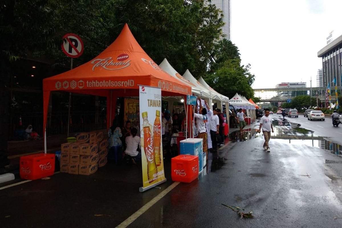 Tenda pedagang bersiap di sisi jalan MH Thamrin, Minggu (31/12/2017). Ruas jalan Sudirmam MH Thamrin ditutup untuk perayaan tahun baru