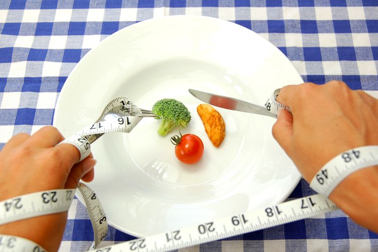 Diet ketat bisa jadi salah satu kebiasaan yang menjadi penyebab payudara kendur karena terjadi penurunan berat badan drastis.