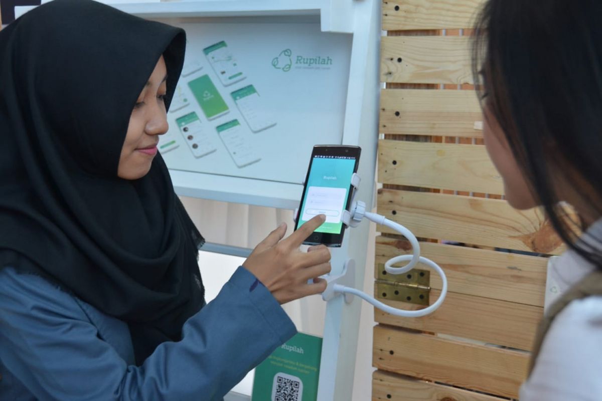 Thalita Nursinta Aulia, mahasiswa Program Studi Desain Komunikasi Visual (DKV) Universitas Dian Nuswantoro (Udinus) Semarang menujukkan aplikasi atau pilah sampah jadi rupiah, Sabtu (1/12/2018)