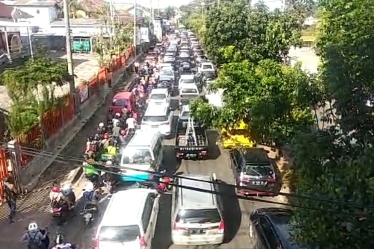 Para pengendara diminta berputar balik di sejumlah titik penyekatan menuju jalan protokol (pusat kota) di Bandar Lampung pada hari pertama penerapan PPKM darurat, Senin (12/7/2021).