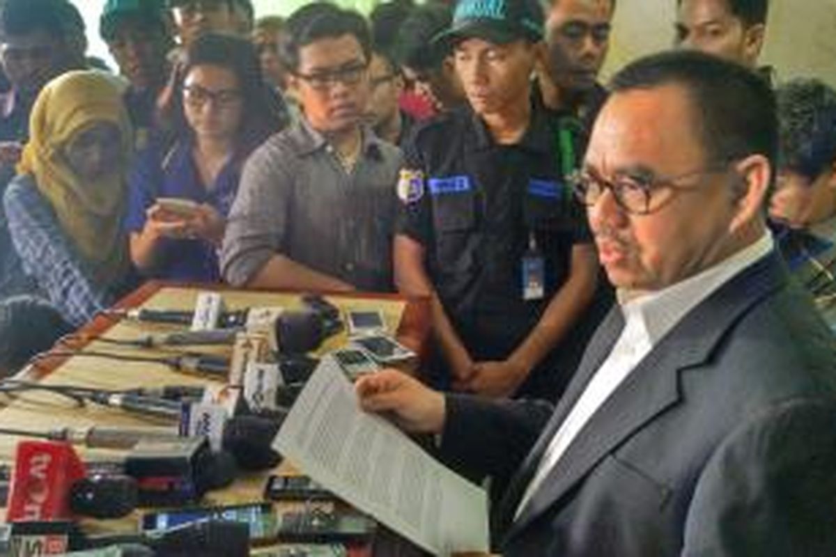 Menteri Energi dan Sumber Daya Mineral Sudirman Said usai melaporkan
anggota DPR pencatut nama Presiden dan Wapres ke Mahkamah Kehormatan Dewan,
Senin (16/11/2015).
