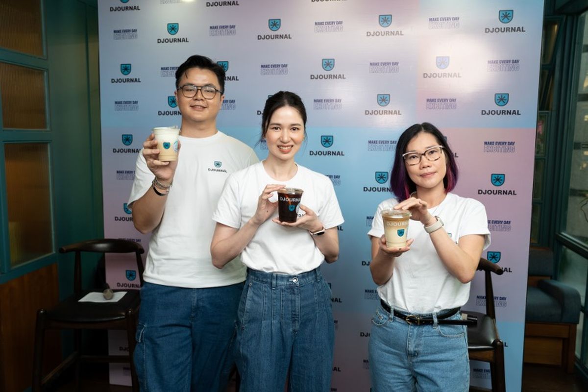 (Kiri) Marketing Manager Djournal Coffee James Hezekiah, (tengah) Chief Excitement Officer Djournal Coffee Laura Basuki, dan (kanan) Presiden Director ISMAYA Group Cendyarani saat peluncuran identitas baru Djournal Coffee di Jakarta, Kamis (21/11/2024). 